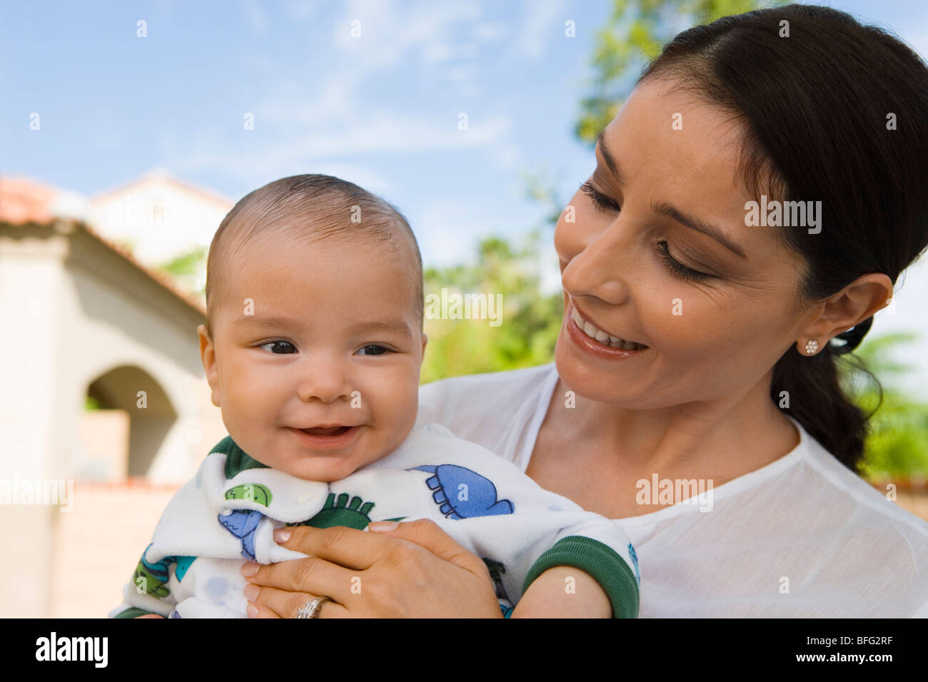 Mother holding baby (6-12 mois), à l'extérieur Banque D'Images