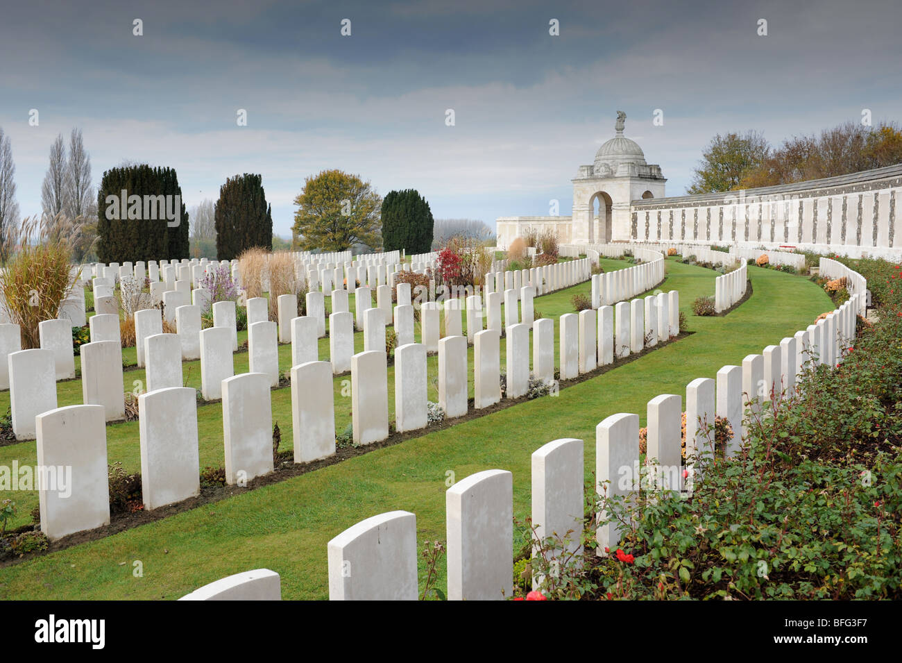 Tombes de Soldats de la Première Guerre mondiale au cimetière de Tyne Cot Passchendale Ypres Belgique Banque D'Images