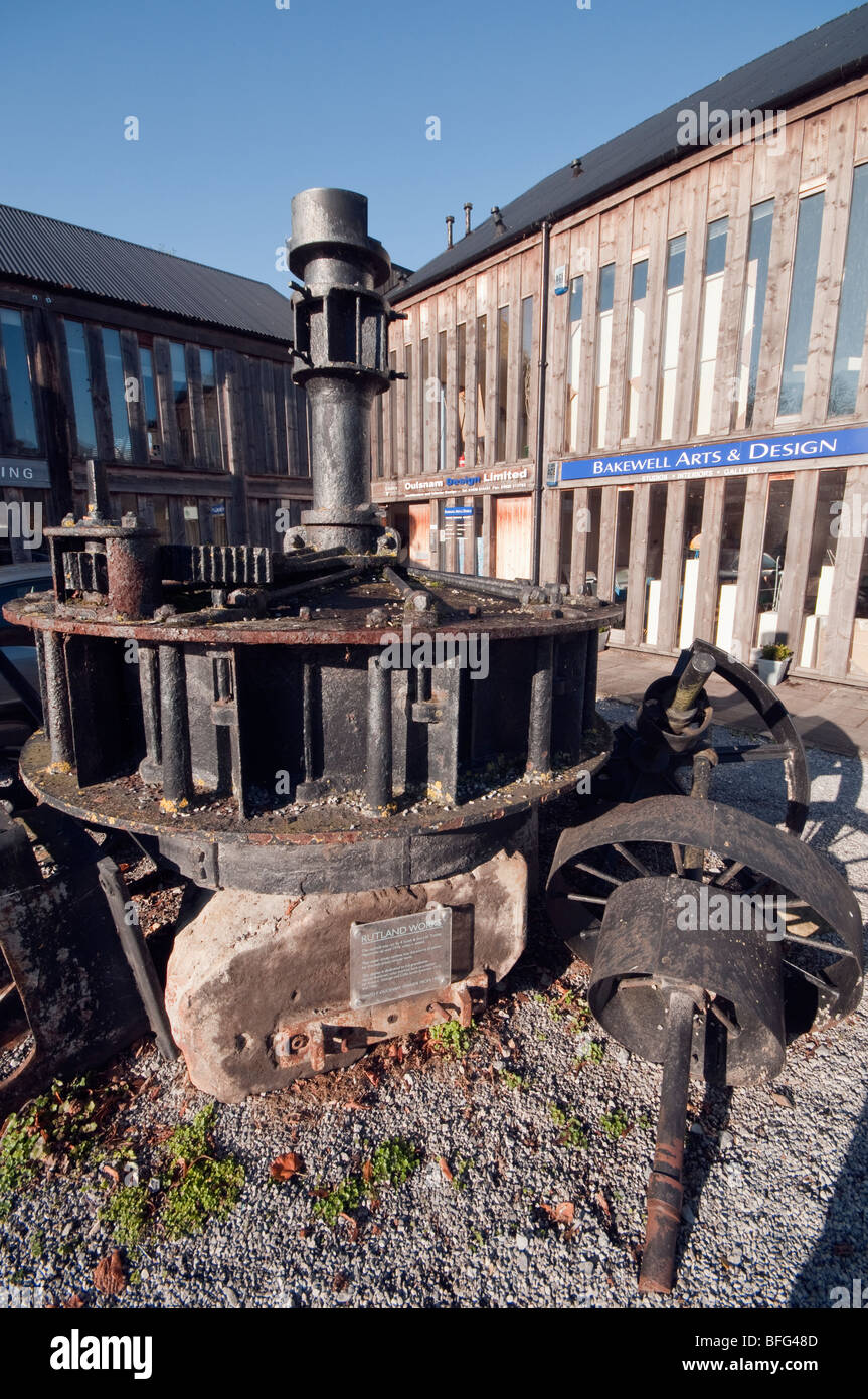 De l'eau ancienne turbine entraînée qui a été une source de pouvoir d'une scierie à Rutland travaille sur l'affichage à l'extérieur d'un studio de Bakewell Banque D'Images