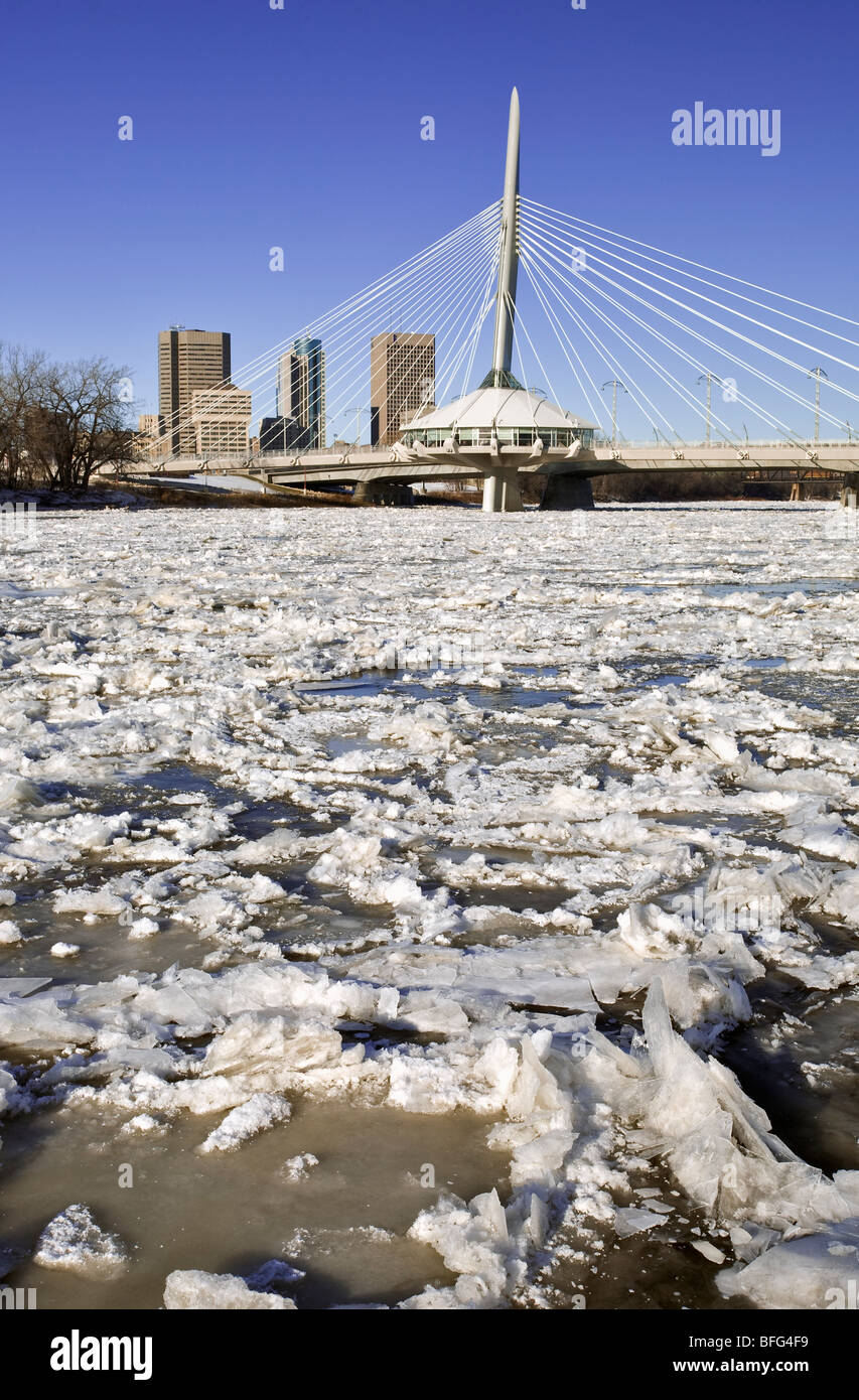 La formation de glace sur la rivière Rouge, le pont Esplanade Riel et Winnipeg skyline en arrière-plan. Winnipeg, Manitoba, Canada. Banque D'Images