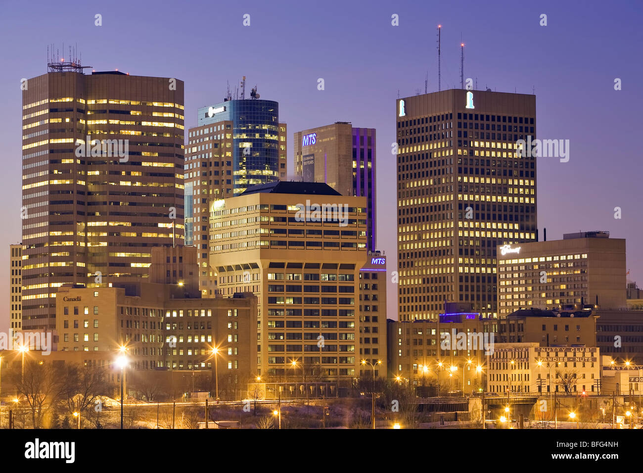 Toits de centre-ville de Winnipeg, Manitoba, Canada la nuit, à l'égard des rues Portage et Main Street. Banque D'Images