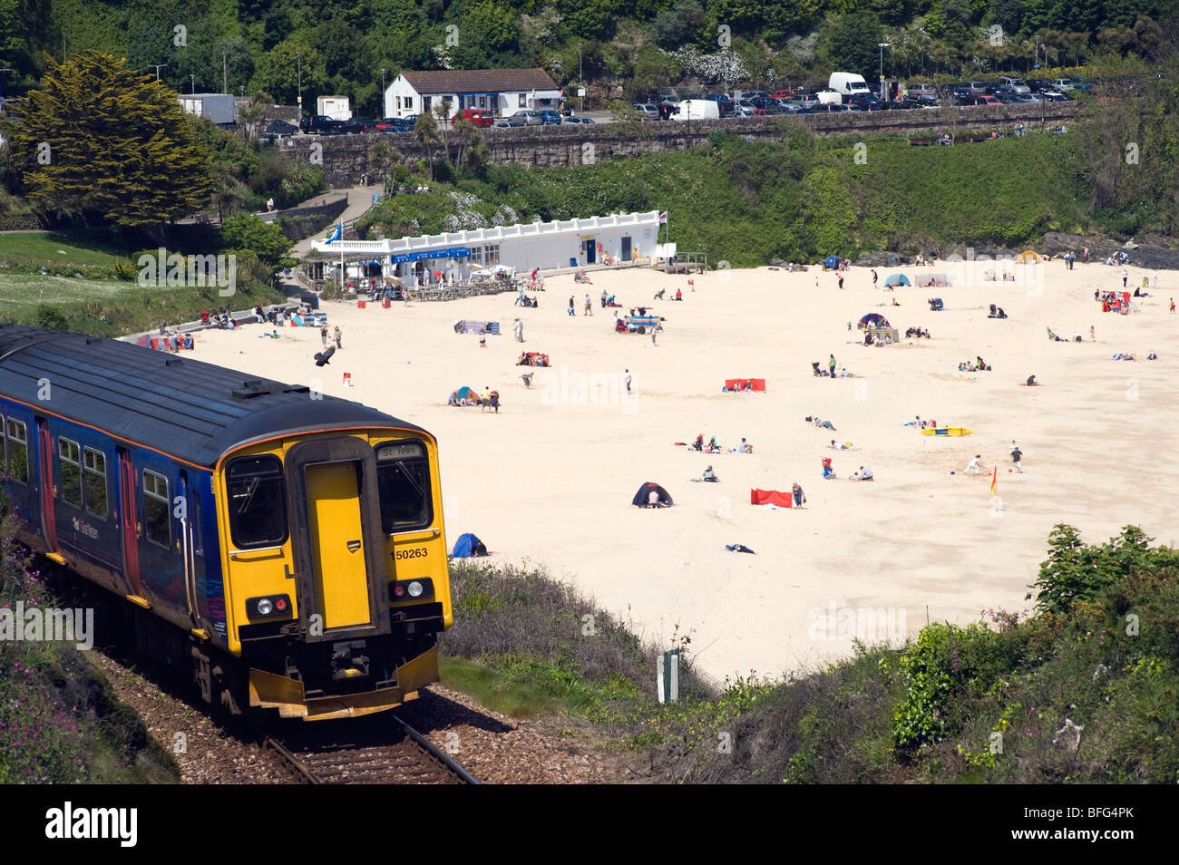 Train de quitter la plage de Porthminster à St Ives en Cornouailles, Angleterre,'Grande-bretagne','Royaume-Uni',GB,UK,EU Banque D'Images