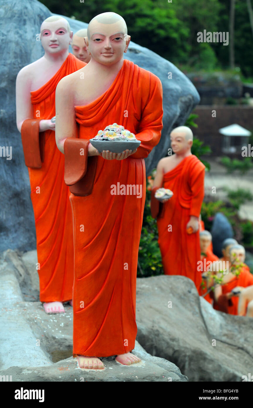 Dambulla Cave Temple, le Moine Bouddhiste statues, Dambulla, Sri Lanka, des moines bouddhistes à Dambulla, Sri Lanka Banque D'Images