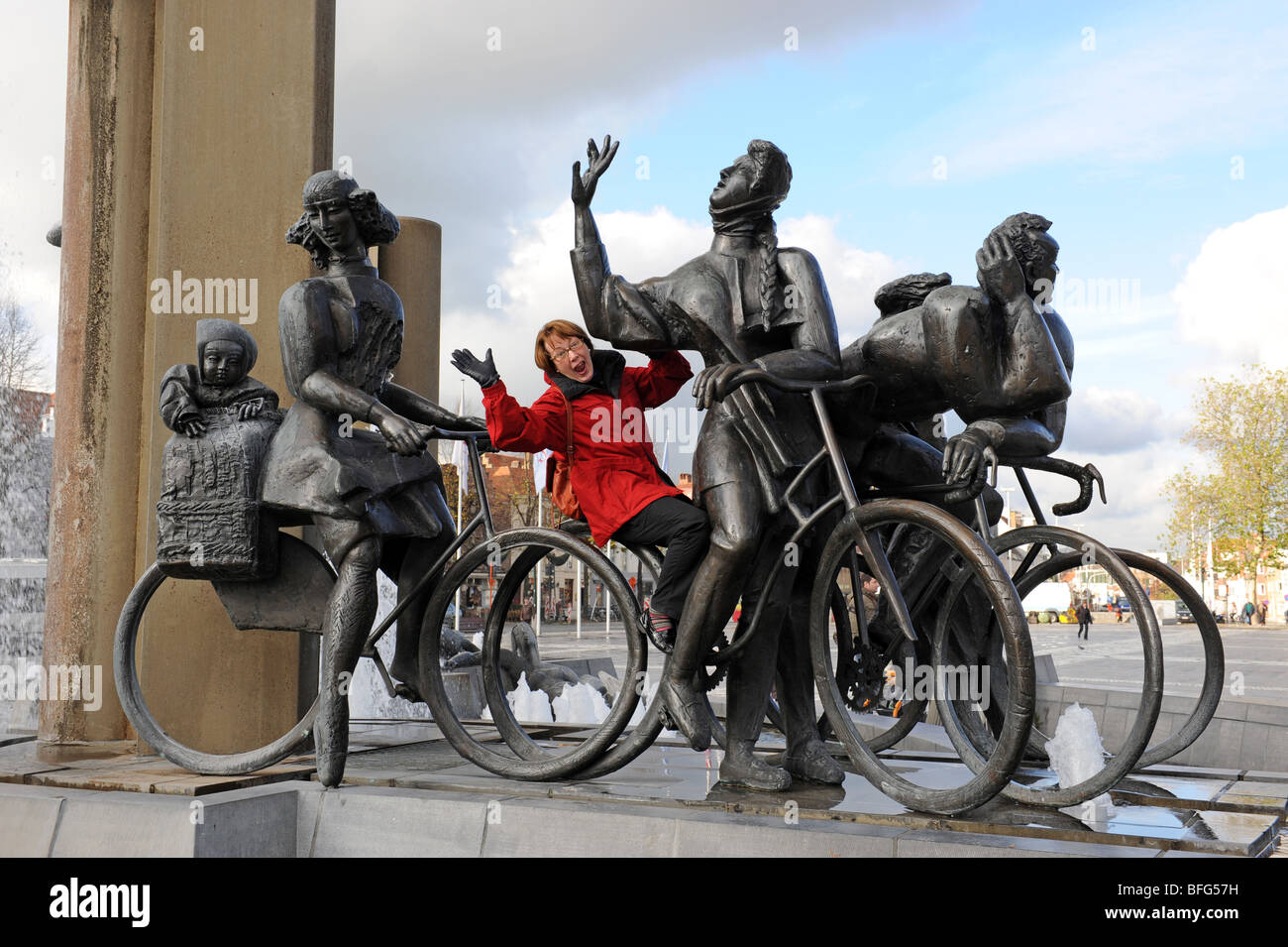Touriste avec des statues dans le Zand square à Bruges en Belgique Europe Banque D'Images