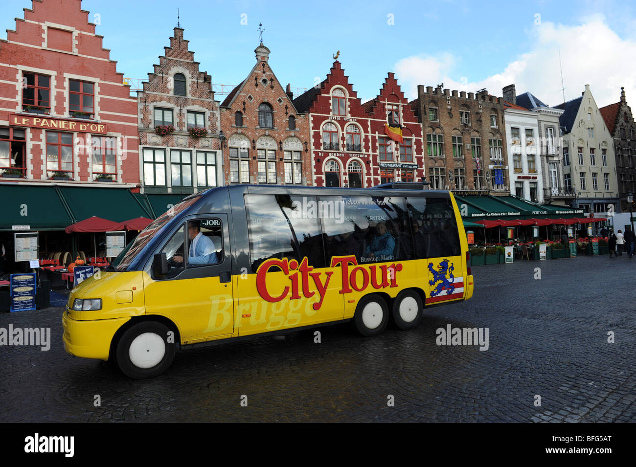 Un tour de ville en bus pour les touristes à visiter Bruges en Belgique Europe Banque D'Images