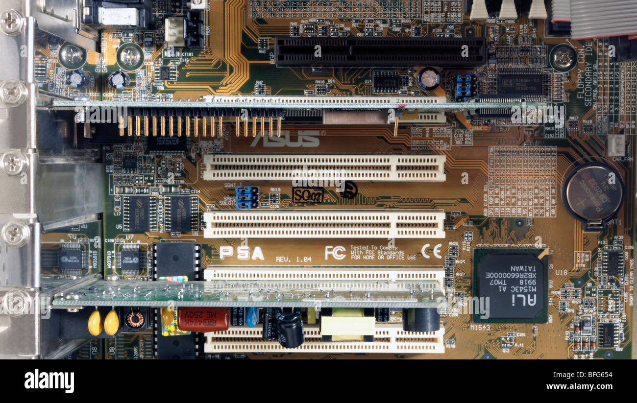 Les slots PCI et AGP sur une carte mère de PC à l'intérieur de l'ordinateur Banque D'Images