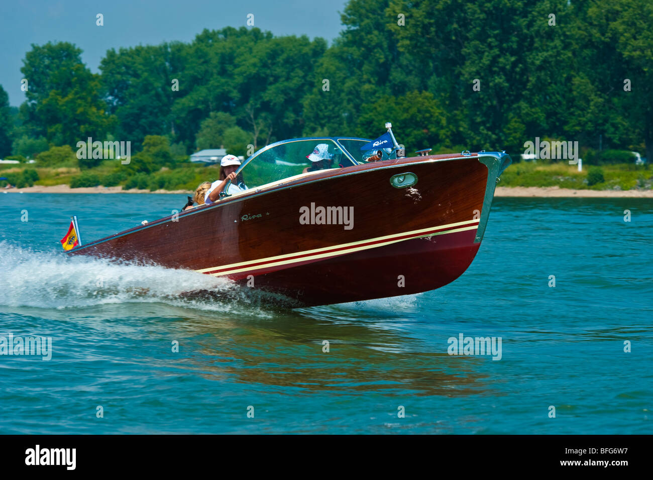 Bateau en bois classique Super Riva Florida avec grand bruit laissant à grande vitesse, Banque D'Images