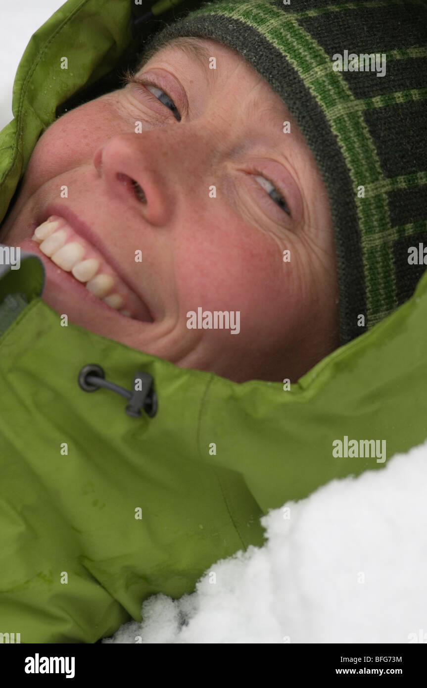 Jeune femme en raquettes sur le sentier du lac d'abord à Seymour Mountain. North Vancouver, Colombie-Britannique, Canada Banque D'Images