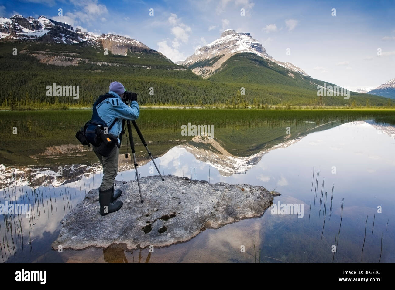 Un photographe met en place un matin à Rampart photo paysage d'étangs, dans le parc national Banff, Alberta, Canada Banque D'Images