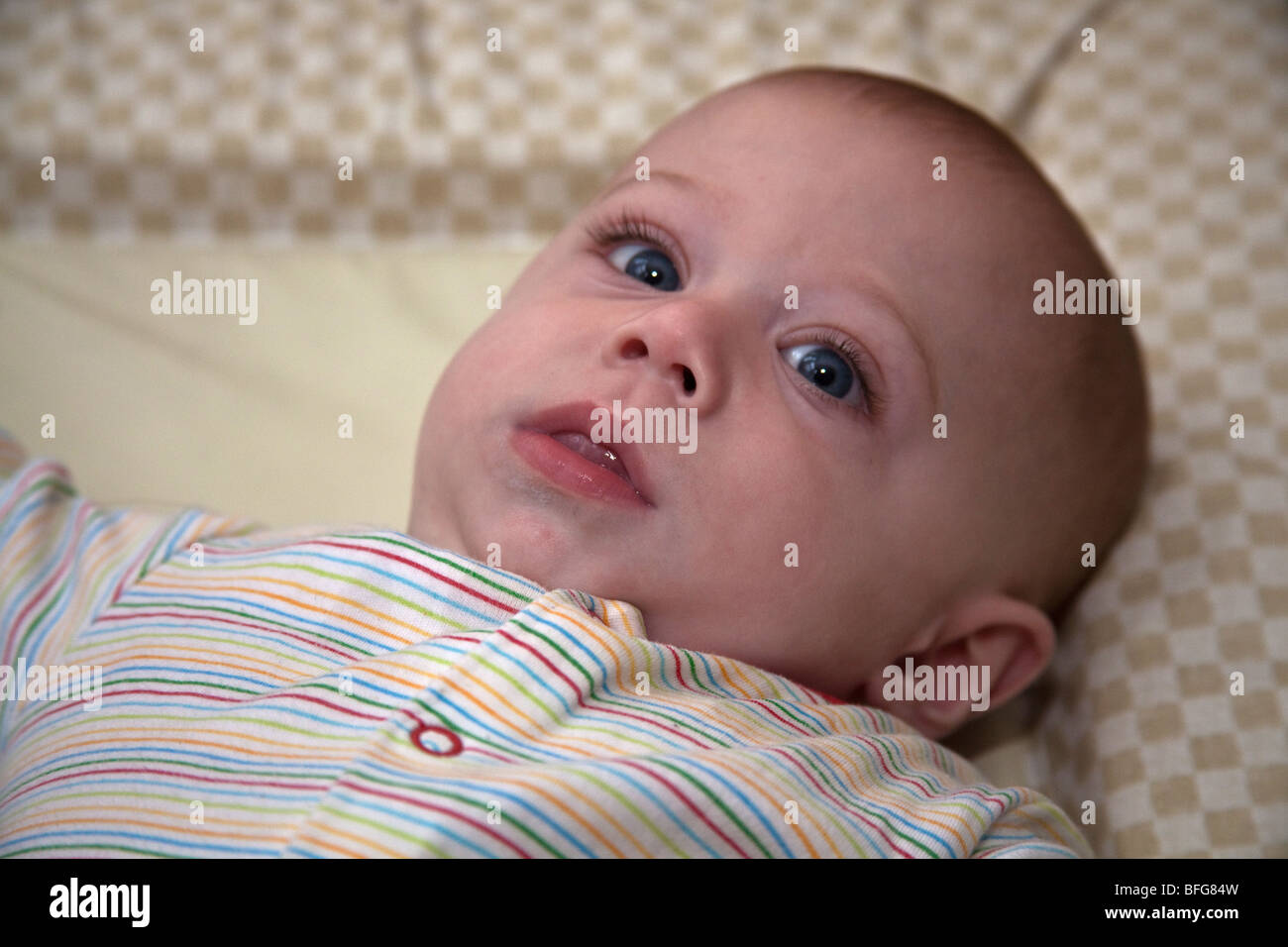 Bebe Garcon Couche Sur Un Matelas A Langer Photo Stock Alamy
