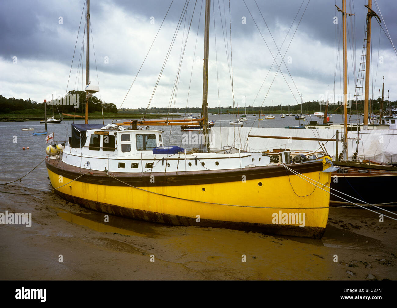 Royaume-uni, Angleterre, Suffolk Woodbridge, quai, bateaux amarrés à marée basse Banque D'Images