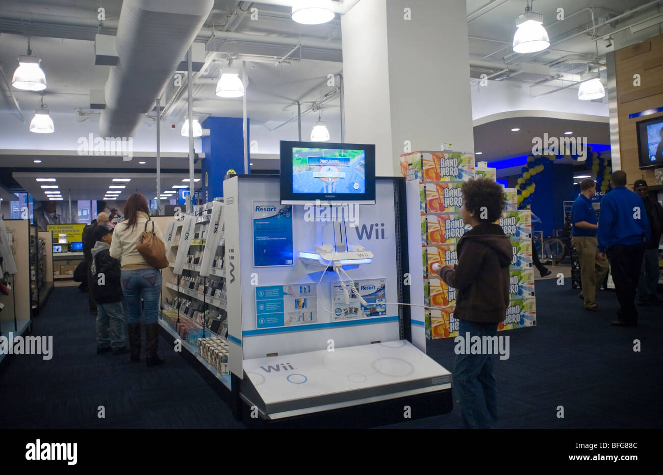 Un client joue avec une Nintendo Wii afficher dans le cadre d'un tout  nouveau magasin d'électronique Best Buy à Union Square à New York Photo  Stock - Alamy