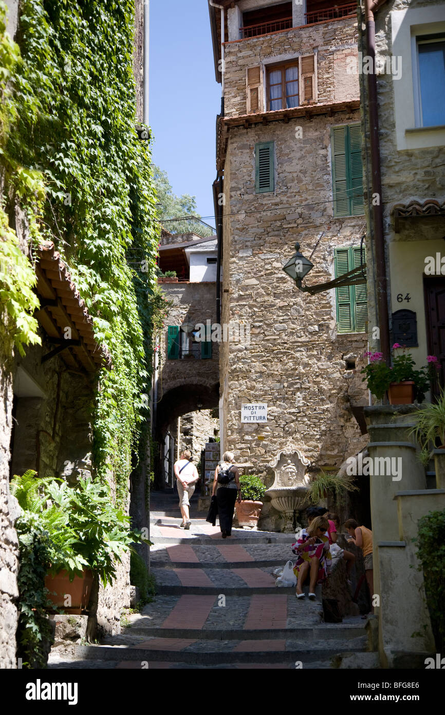 Les touristes à Dolceacqua, ligurie, italie Banque D'Images