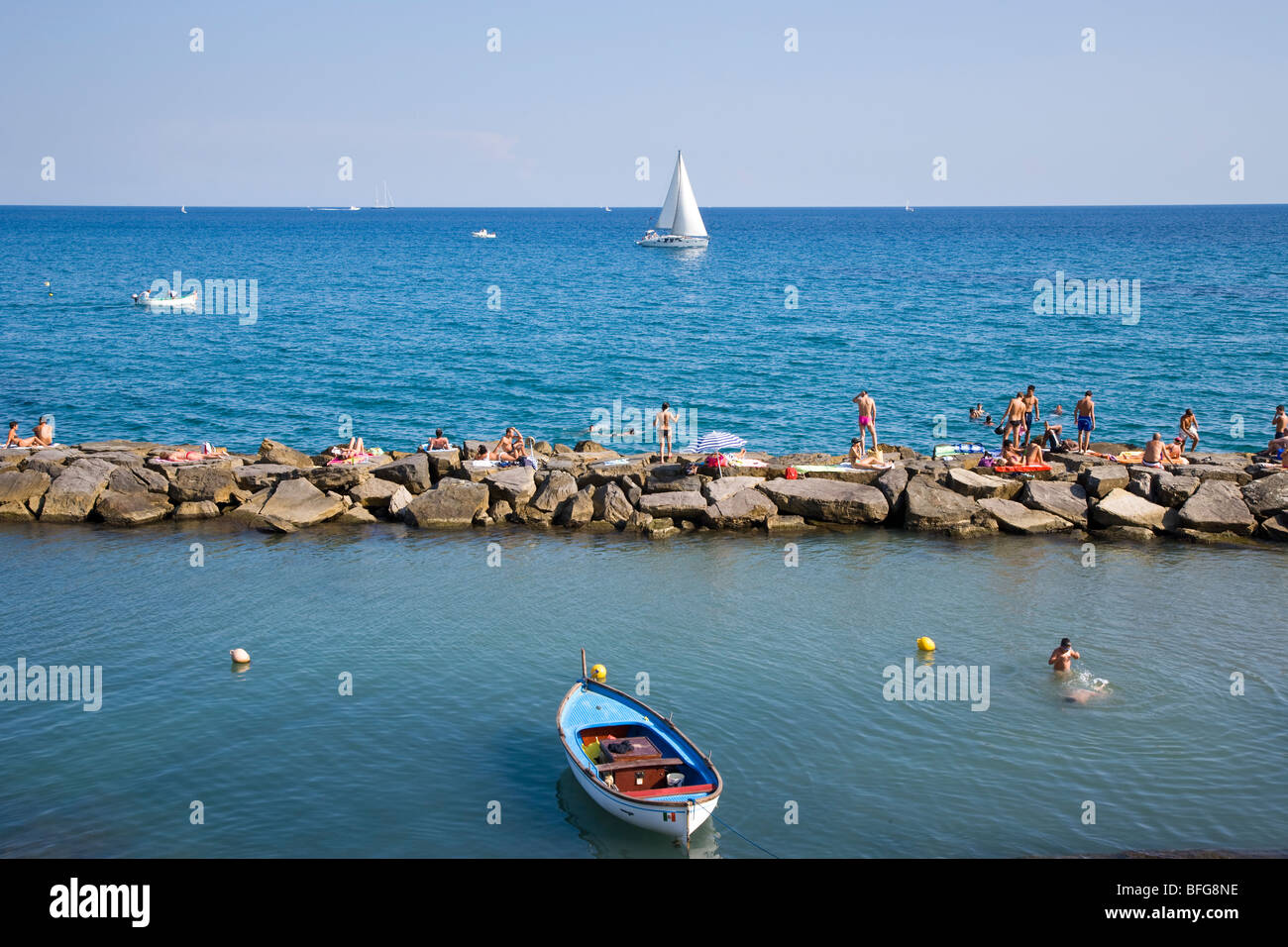 Des bateaux et des gens de profiter de la mer, Imperia, ligurie, italie Banque D'Images