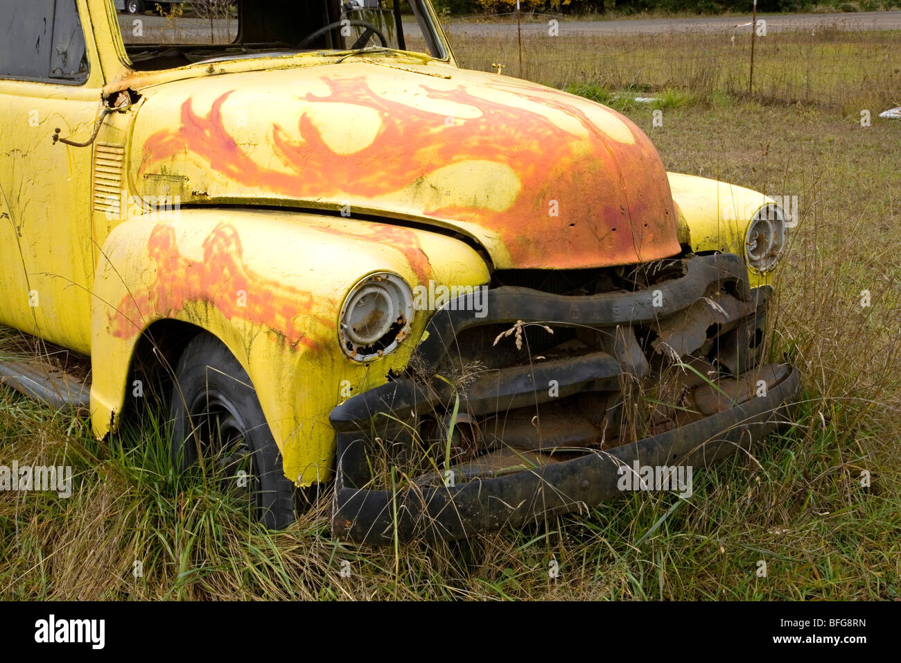 Une ancienne ou Chevrolet Chevy pickup, vers 1950 environ, dans un champ le long de la route 20 dans la chaîne côtière de l'Oregon Banque D'Images