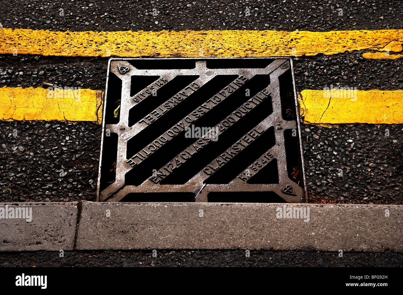 Avec trou de lignes de stationnement jaune Banque D'Images