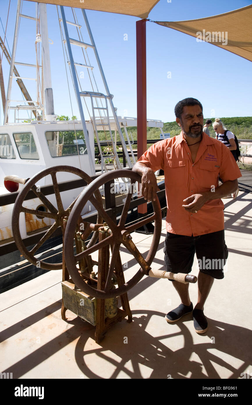 Neville Poelina, les guide à Broome Australie Occidentale démontrant son matériel Banque D'Images