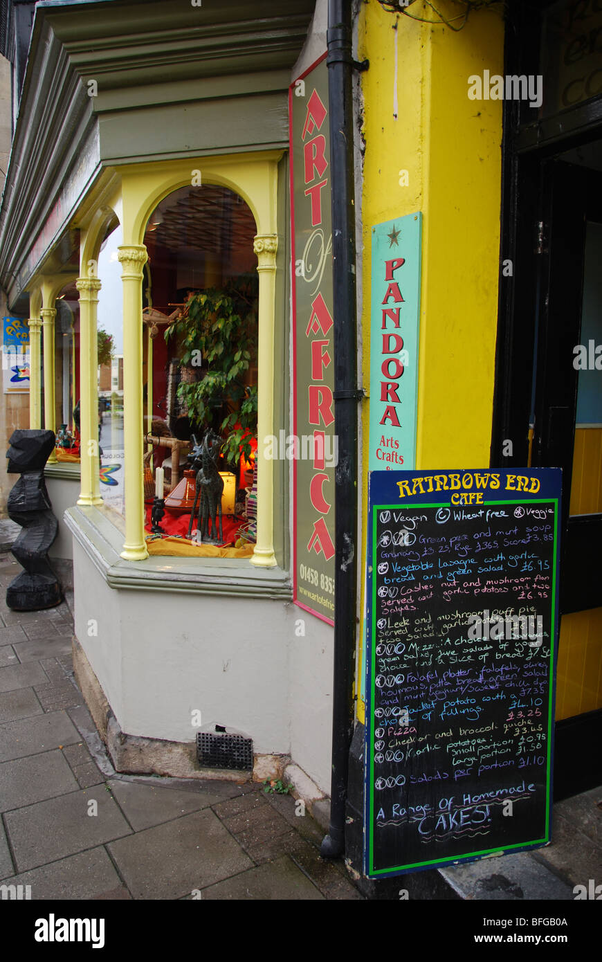 Boutique colorée à Glastonbury avant High Street Angleterre Somerset Banque D'Images