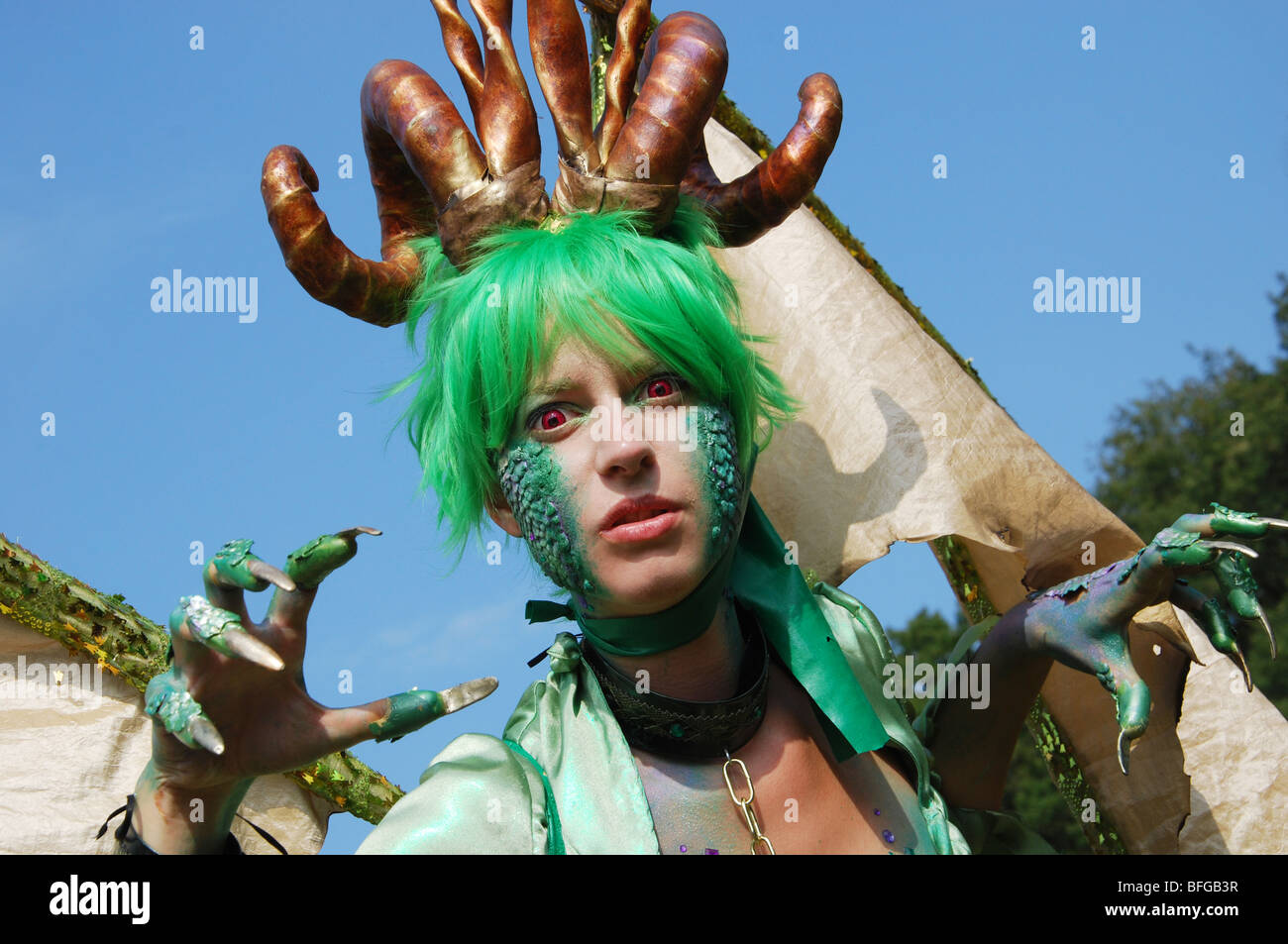 Dragon woman posing at 2009 Fantasy Fair Arcen Pays-bas Europe Banque D'Images