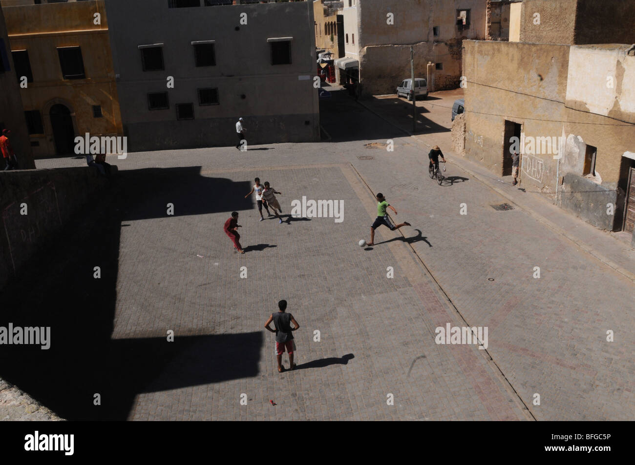 Les jeunes jouent au football dans la rue, El Jadida, Maroc Banque D'Images