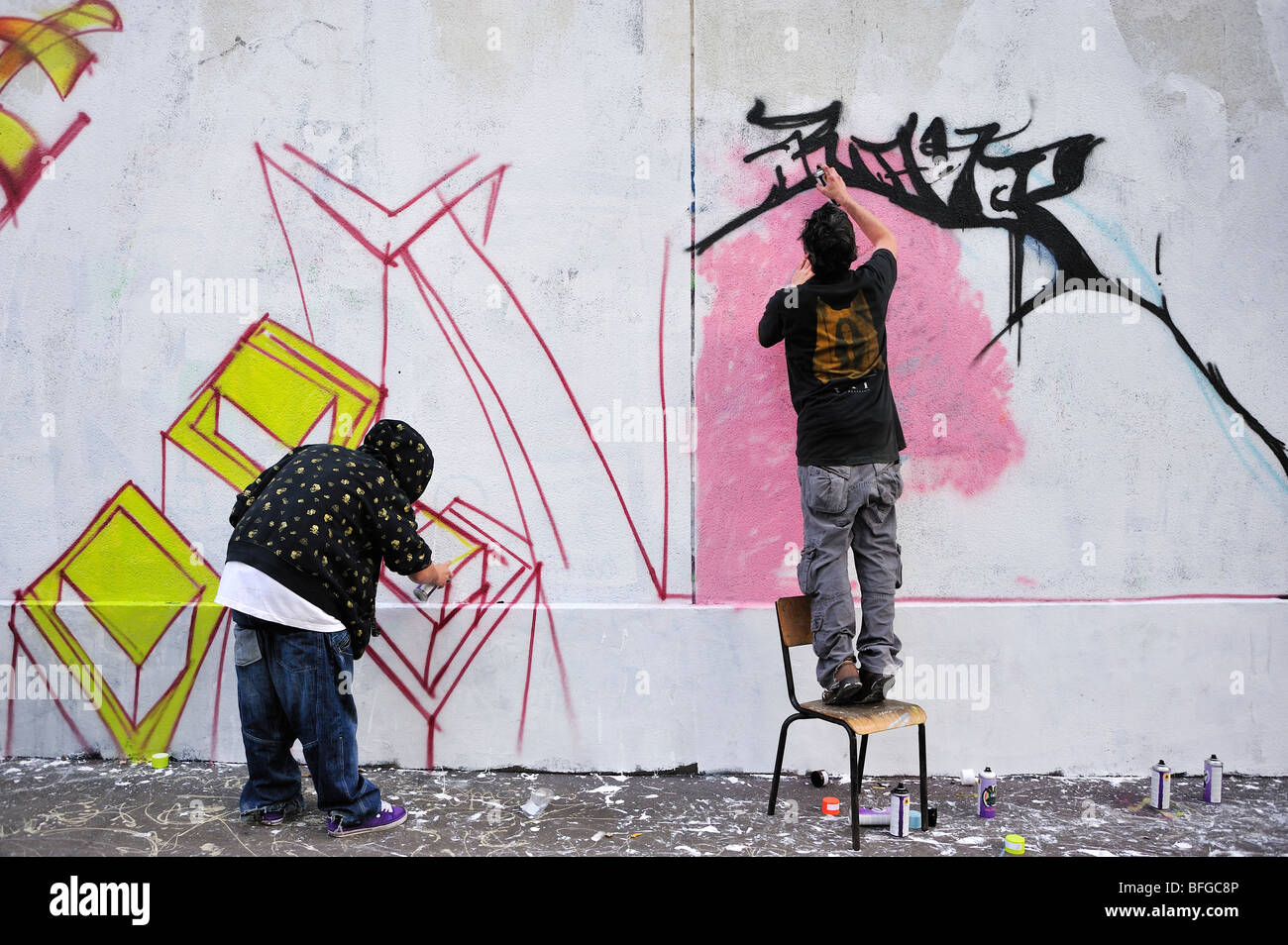 Paris, France, scène de rue, deux jeunes hommes adolescents, Graffers de rue, mur de peinture avec peinture en aérosol, Graffiti Banque D'Images