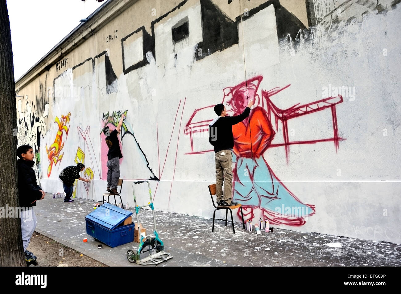Paris, France, scène de rue, Graffer de rue de jeune homme de Teen, mur de peinture avec peinture en aérosol, Graffiti Banque D'Images