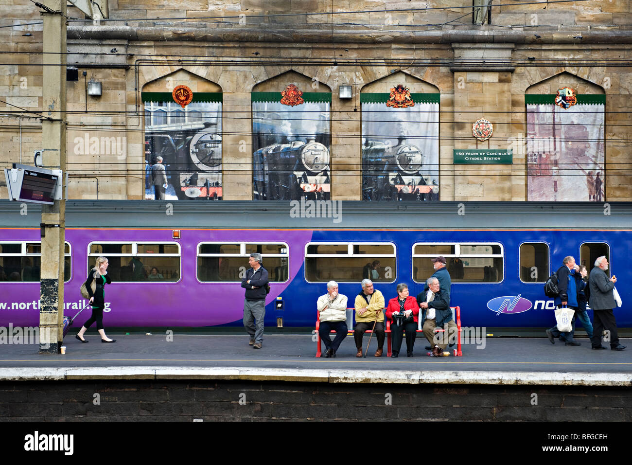 La gare de Carlisle, Royaume-Uni avec de la vapeur froide murales sur le mur. Banque D'Images