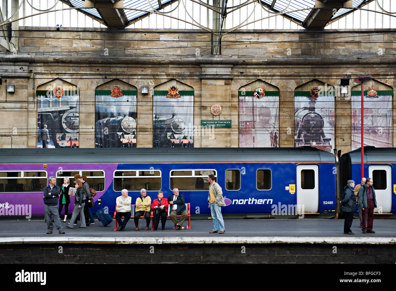 La gare de Carlisle, Royaume-Uni avec de la vapeur froide murales sur le mur. Banque D'Images