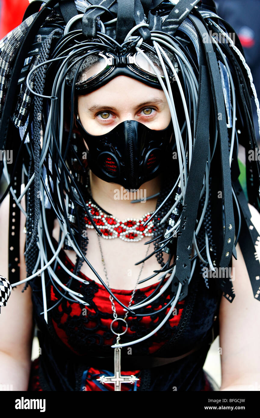 Jeune femme en costume à Whitby Goth Cyber Festival Gothique Banque D'Images