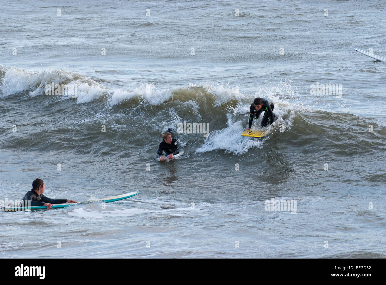 Surfeurs de Boscombe, Bournemouth, Dorset. Boscombe abrite le premier surf artificiel reef. Banque D'Images