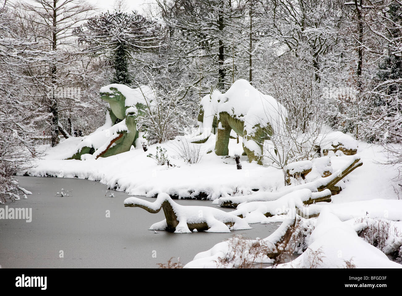 Les dinosaures dans la neige et la glace au Crystal Palace Park dans le sud de Londres Banque D'Images