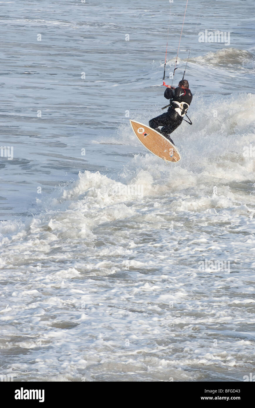 Kite surfer à Boscombe, Bournemouth, Dorset. Boscombe abrite le premier surf artificiel reef. Banque D'Images
