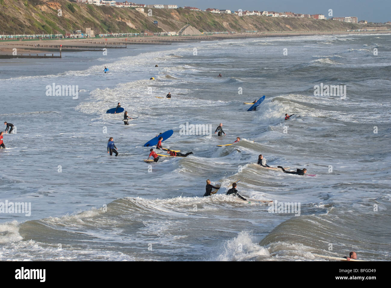 Surfeurs de Boscombe, Bournemouth, Dorset. Boscombe abrite le premier surf artificiel reef. Banque D'Images