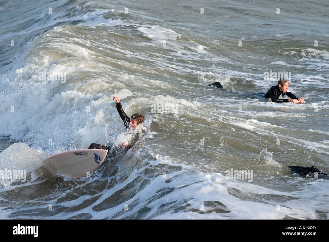 Surfeurs de Boscombe, Bournemouth, Dorset. Boscombe abrite le premier surf artificiel reef. Banque D'Images