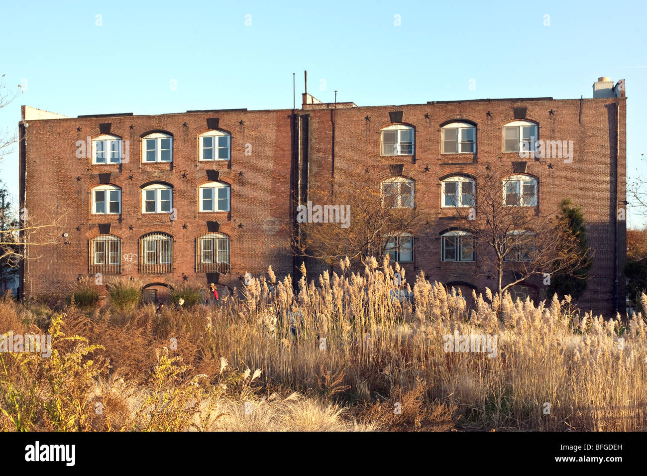 Embourgeoisés vieille brique entrepôt avec ouvertures en plein cintre convertis en condominiums sur le front de mer historique de Red Hook Brooklyn NY Banque D'Images