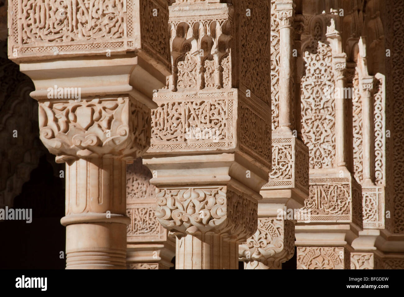 Décorées de stuc, arcade avec Cour des Lions, à l'Alhambra, Grenade, Espagne Banque D'Images