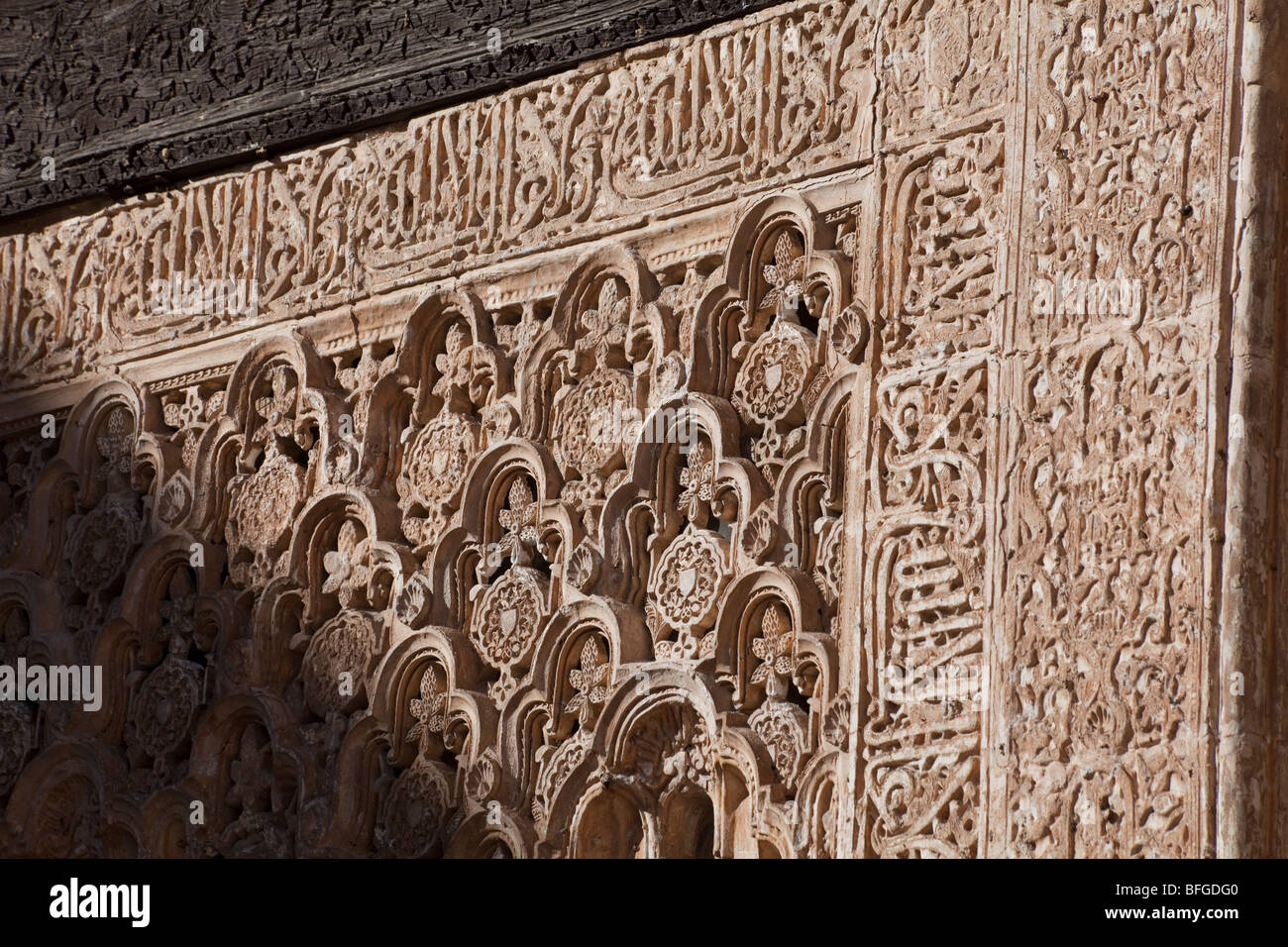 Cour intérieure avec façade décorées de stuc, Cour des Lions, à l'Alhambra, Grenade, Espagne Banque D'Images