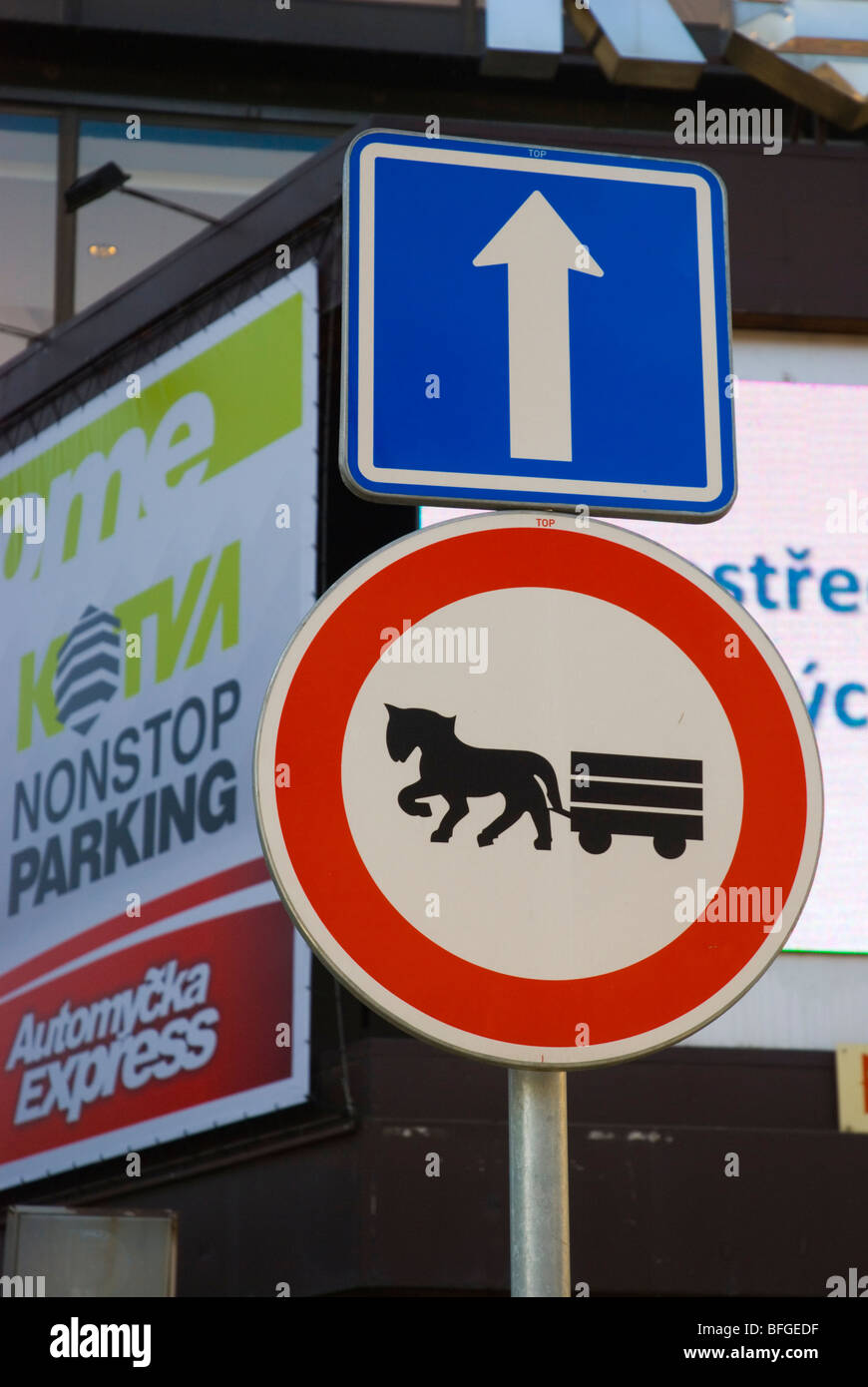 Pas bête de chariots admis dans Stare Mesto la vieille ville à Prague République Tchèque Europe Banque D'Images