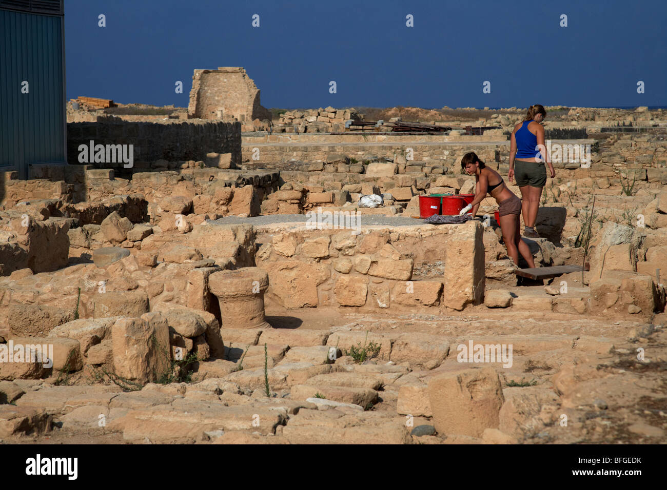 Les fouilles en cours à l'extérieur de l'édifice de protection couvrant la la maison de Thésée villa romaine Banque D'Images