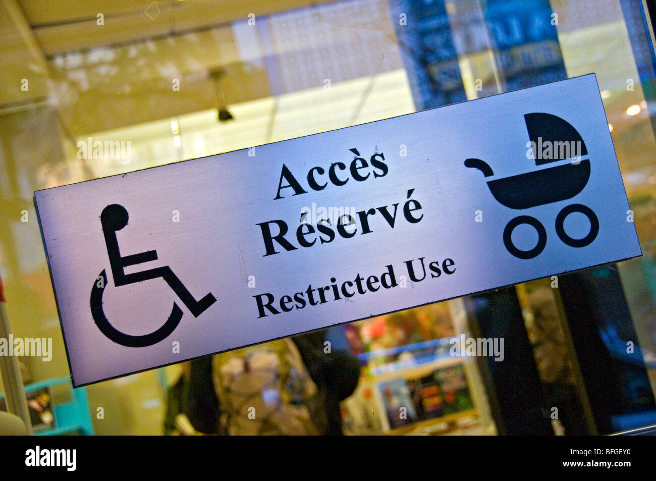 Utilisation restreinte bilingue signe sur la porte Montréal Canada Banque D'Images