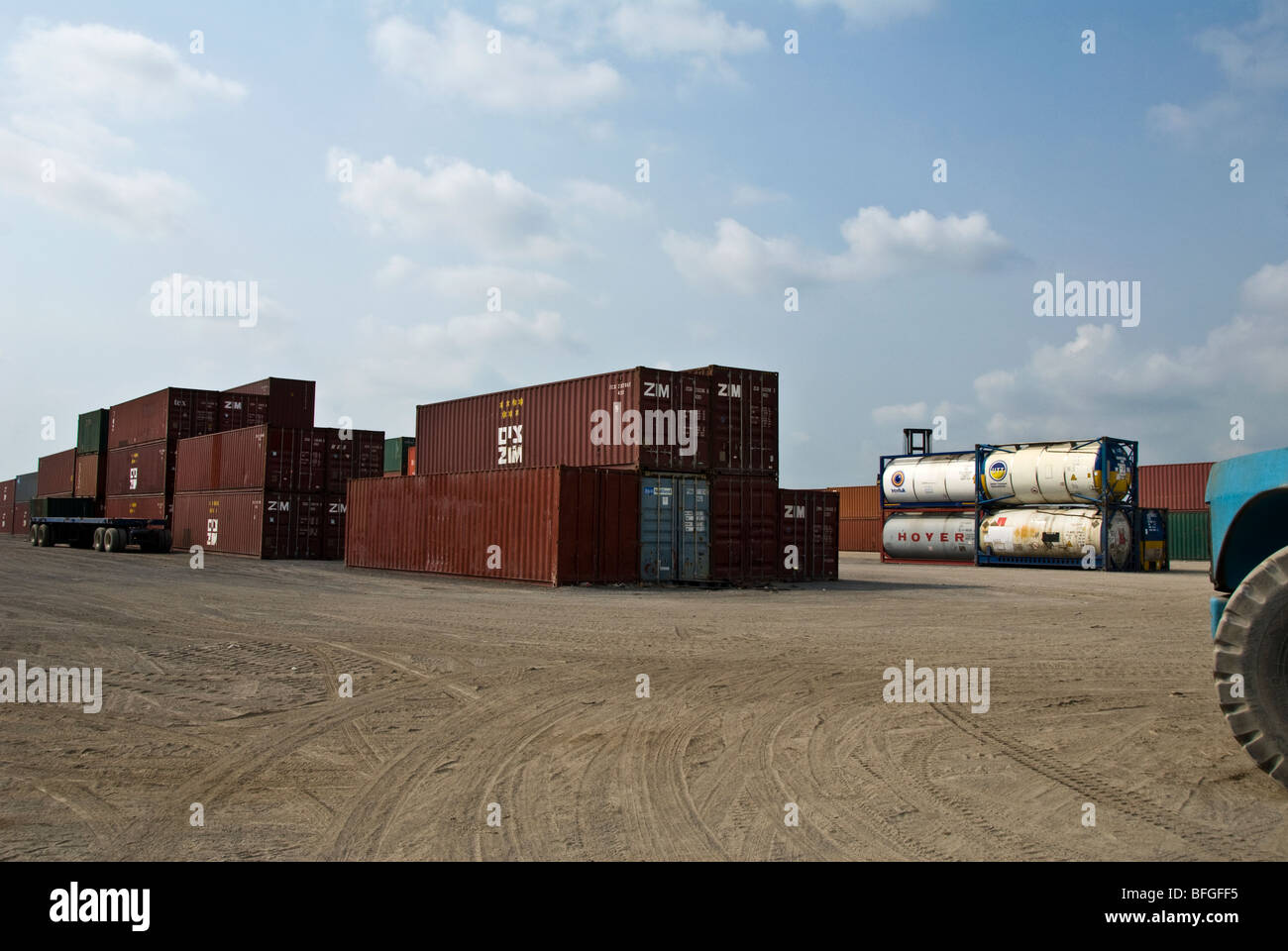 Une pile de conteneurs de fret Banque D'Images