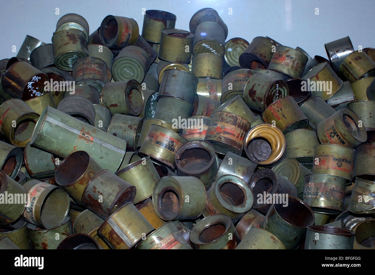 Auschwitz - Birkenau ancien camp de concentration allemand WW2 - des piles de boîtes vides contenant le poison à base de cyanure. Banque D'Images
