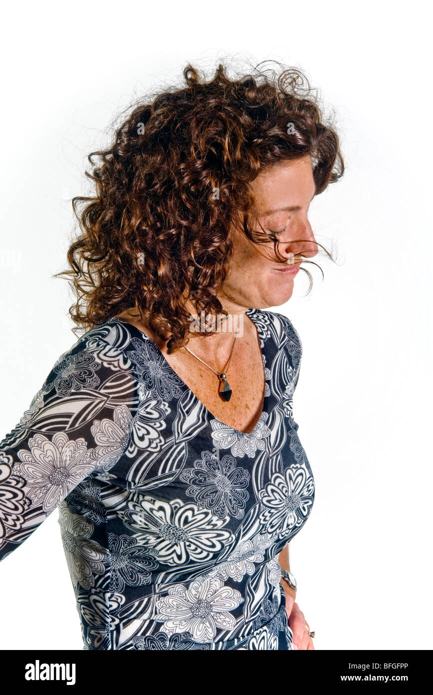 Le geste d'une femme de regarder avec visage détourné indique l'incrédulité dans le langage du corps. Banque D'Images