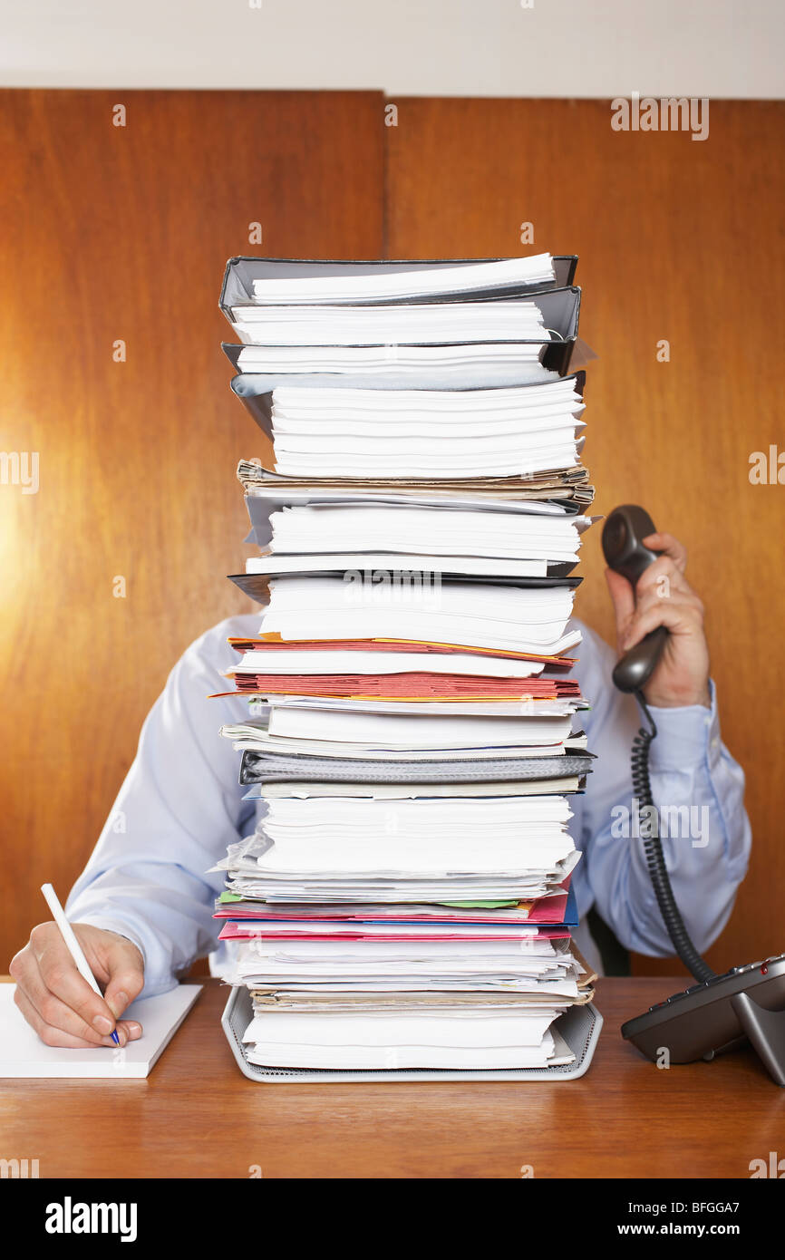 Surchargés de Businessman at Desk Banque D'Images