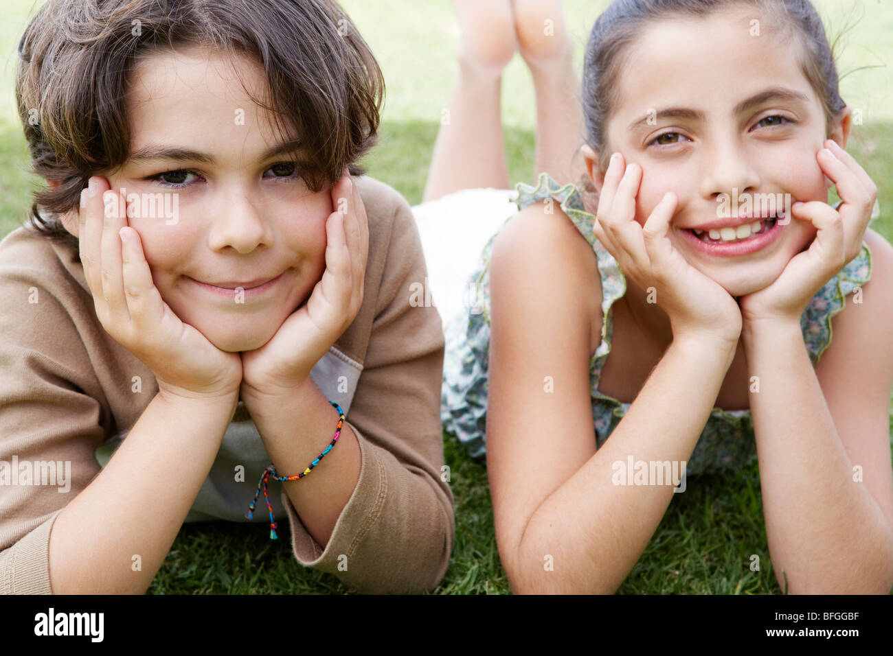 Boy and Girl Lying on Lawn Banque D'Images