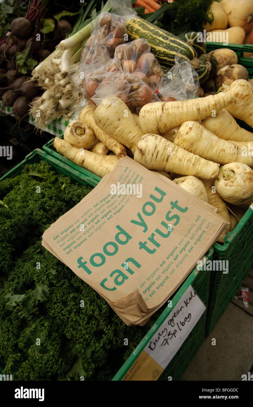 "La nourriture que vous pouvez faire confiance' les sacs en papier et les légumes-racines produites localement à Aberystwyth, Ceredigion, marché des producteurs de pays de Galles UK Banque D'Images