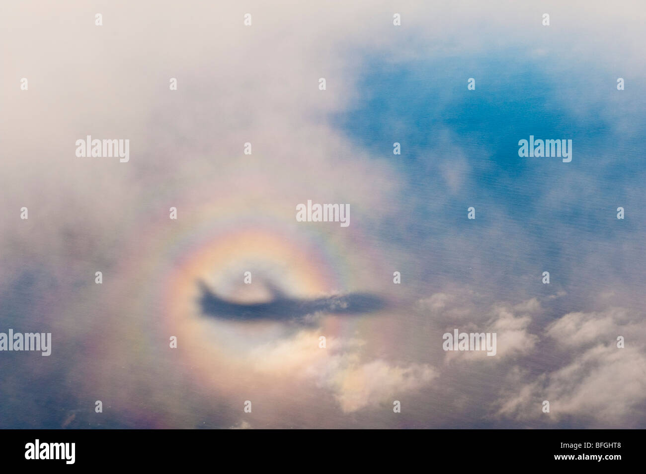 La gloire du pilote ou arc-en-ciel circulaire, phénomène optique qui se produit lorsqu'un arc-en-ciel apparaît autour de l'ombre d'un avion Banque D'Images
