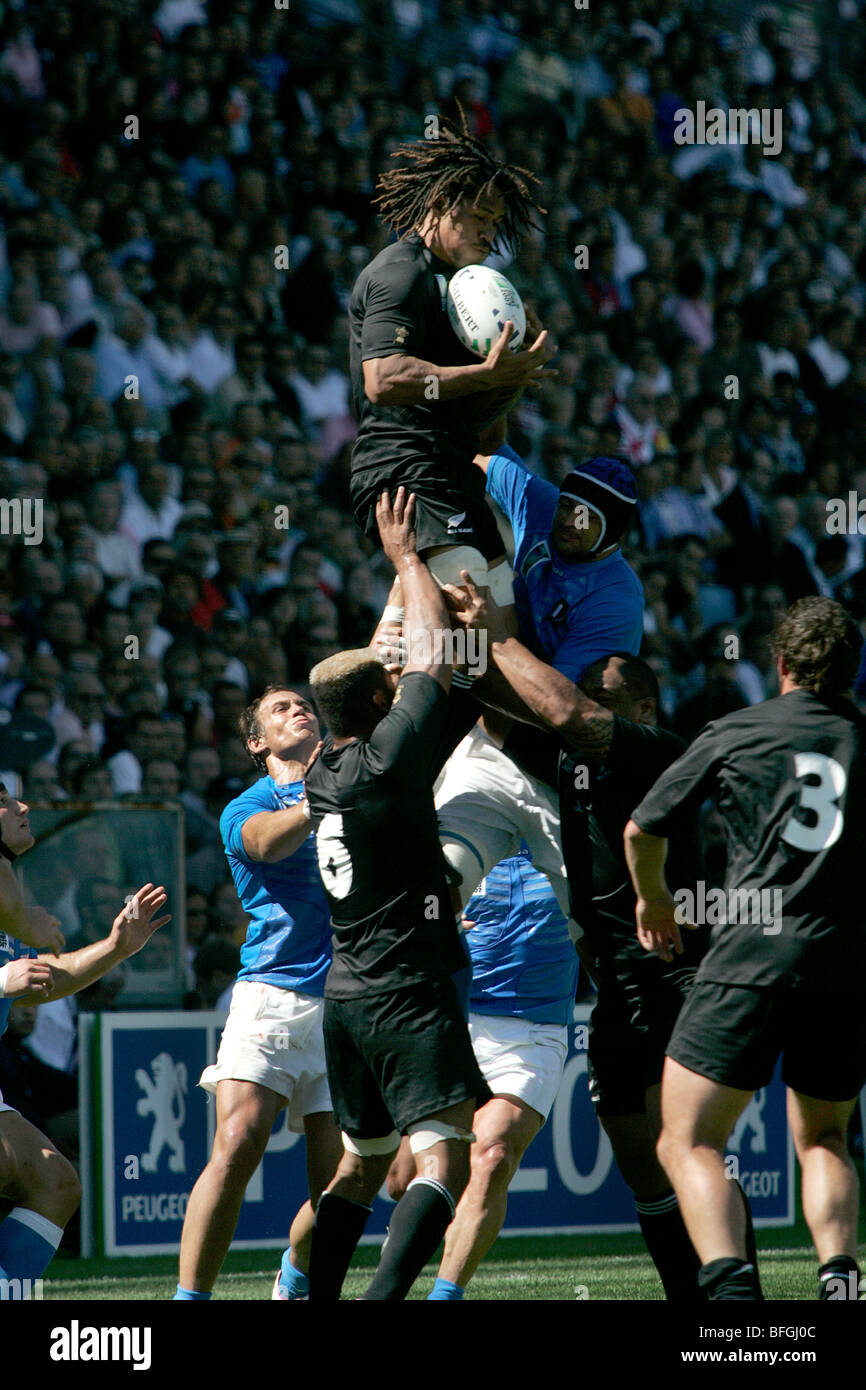 Tous les noirs de l'équipe de rugby à XV néo-zélandais qui joue contre l'Italie à la Coupe du Monde 2007 à Marseille, France Banque D'Images