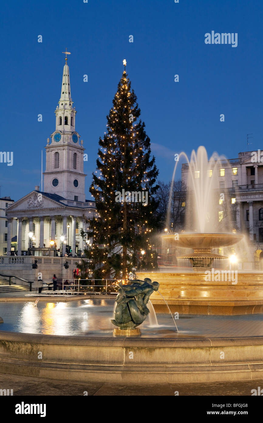 Trafalgar Square au crépuscule à Noël. Banque D'Images