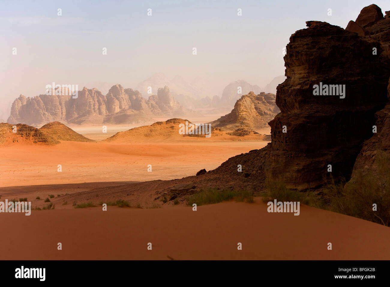 Le désert de Wadi Rum en Jordanie, Moyen-Orient, Asie Banque D'Images